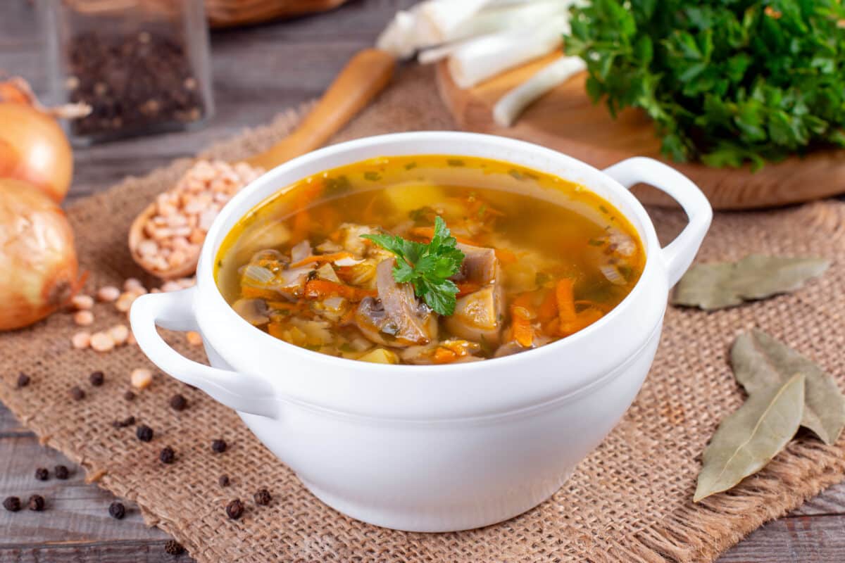 Le bouillon est un format simple et rapide à préparer avec les restes du frigo