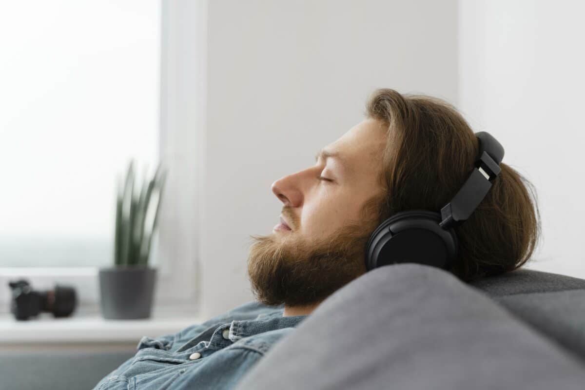 Prendre un temps, même quelques minutes, pour écouter de la musique détendante peut aider à mieux démarrer une journée chargée.