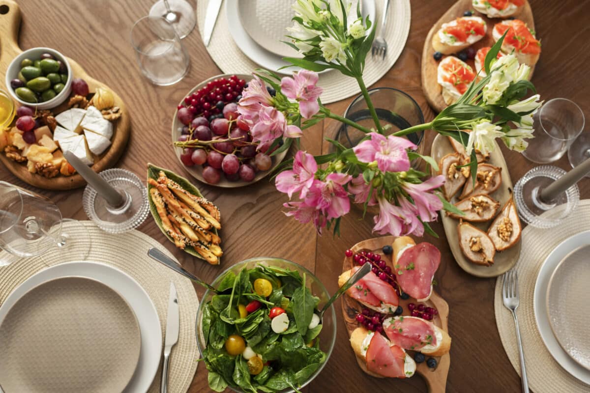 Manger frais et léger n'est pas forcément synonyme de privation : avec un peu d'imagination, les repas peuvent rester un moment agréable même par forte chaleur