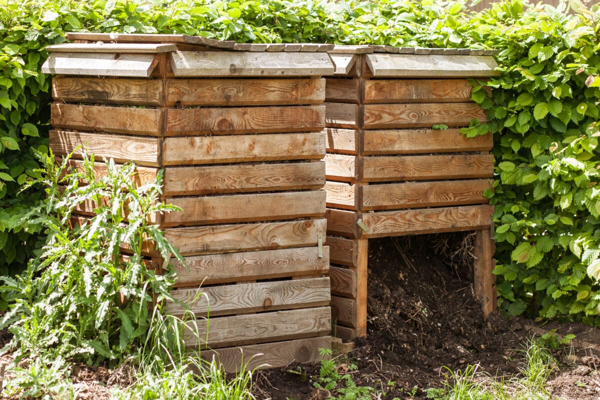 Comment dissimuler votre bac à compost dans votre jardin, sans détruire son  travail harmonieux ?