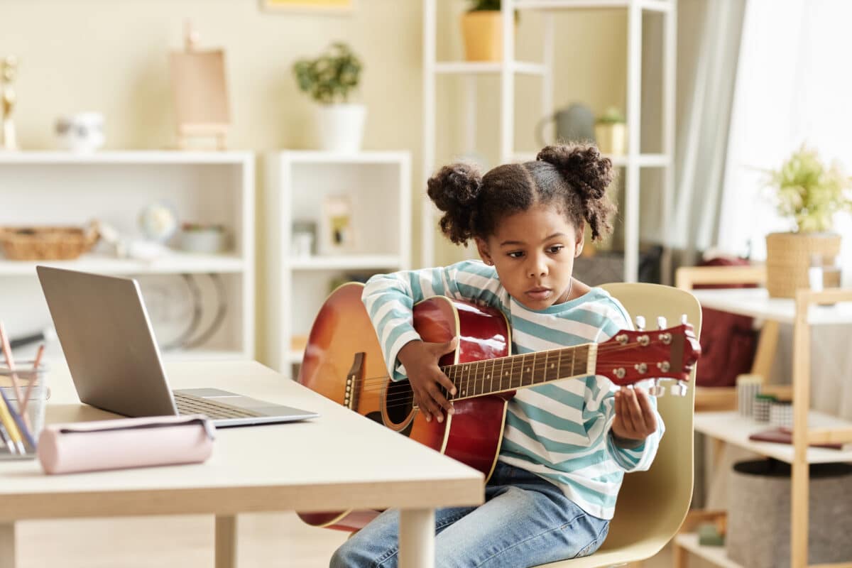 Smartphone, tablette ou ordinateur constituent des outils d'apprentissage efficaces pour des leçons de guitare, piano ou tout autre instrument de musique