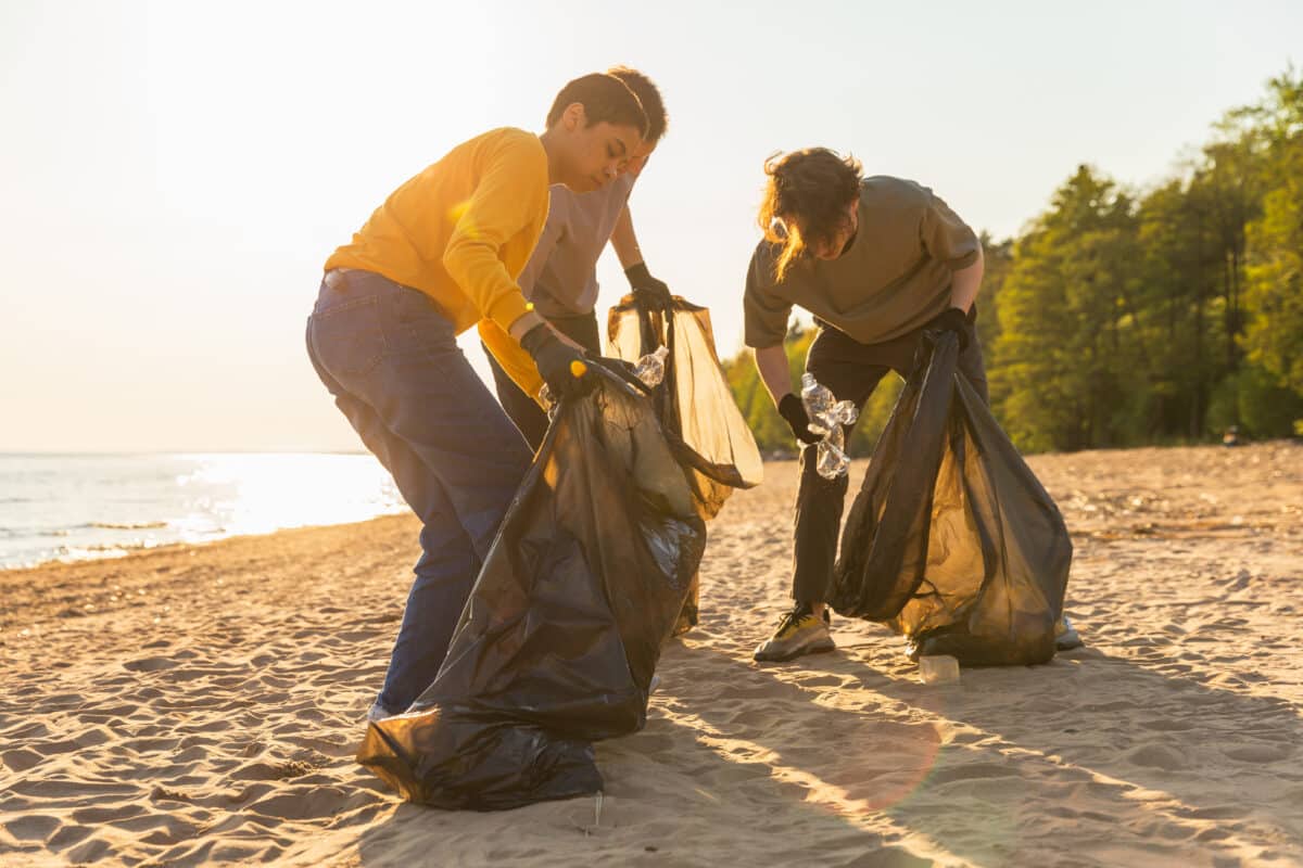 Touristes solidaires menant une action de nettoyage des plages