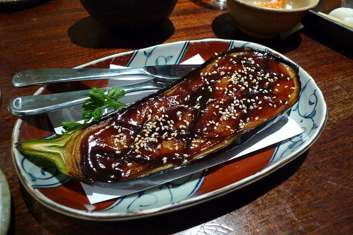 Image partagée par : Jin Kichi, Hampstead, London sur Wikipedia Commons. Le nasu dengaku, une délicieuse spécialité japonaise d'aubergines grillées nappées d'un glaçage au miso, alliant fondant et saveurs aigres-douces
