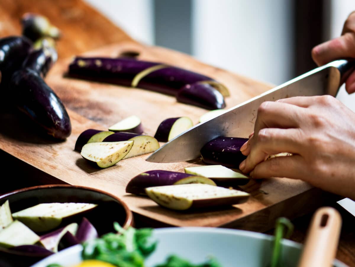 Comment cuire les aubergines : pourquoi le dégorgement est-il essentiel ?
