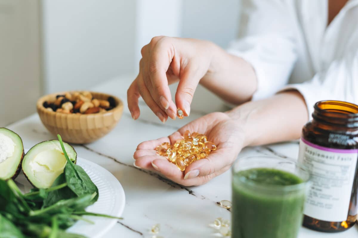 Si une alimentation équilibrée reste une base inconditionnelle pour être en bonne santé, certains compléments alimentaires et vitamines peuvent aider l'organisme à lutter contre les agressions automnales