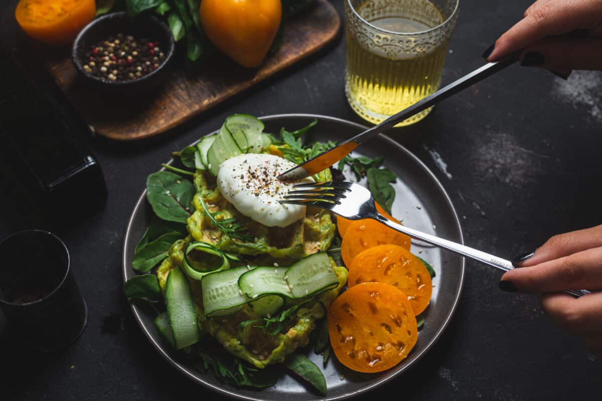 Une symphonie de légumes frais, minutieusement préparée et délicatement assaisonnée, capturant l'essence même de la nature dans une assiette.