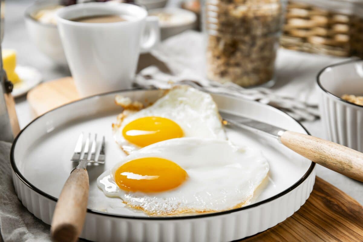 Œufs au plat pour le petit-déjeuner : une méthode de cuisson idéale pour préserver les nutriments essentiels du jaune