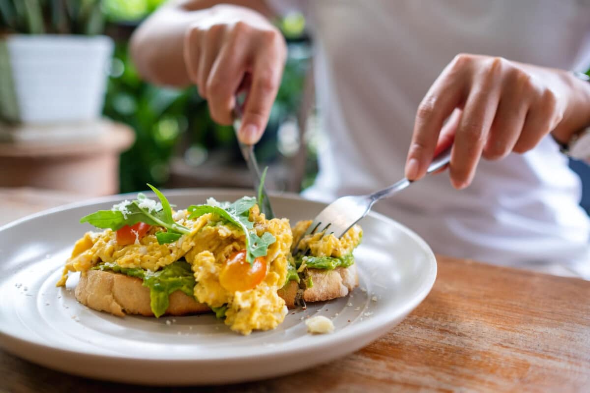 Savourant ses œufs brouillés, une bonne option pour l'intestin, mais pour une digestion optimale, rien ne vaut les œufs pochés ou à la coque