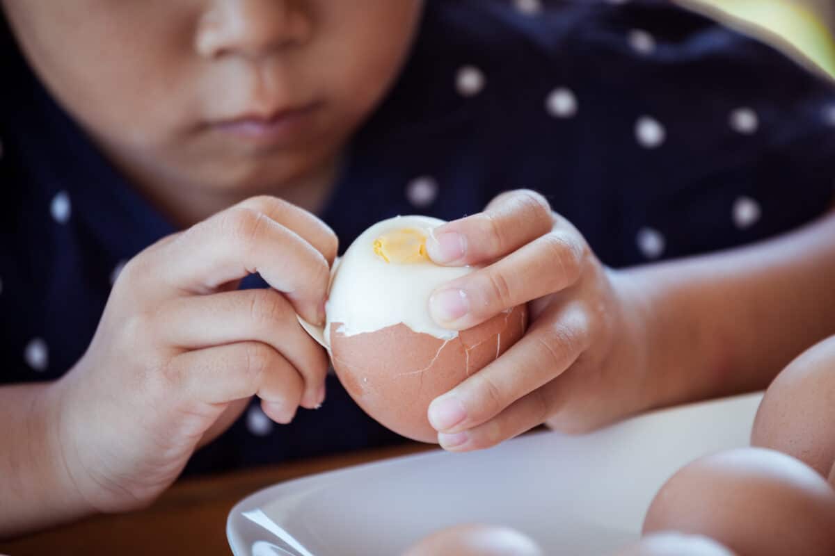 Les œufs durs, par exemple, peuvent être plus difficiles à digérer en raison de leur texture plus compacte et de la coagulation plus poussée des protéines.