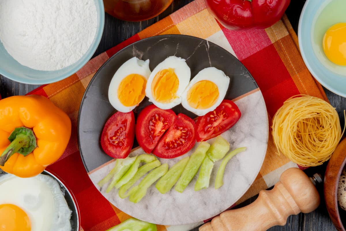  La teneur en nutriments de l'œuf, riche en protéines, acides gras essentiels, vitamines et minéraux, varie en fonction de la température et du temps de cuisson