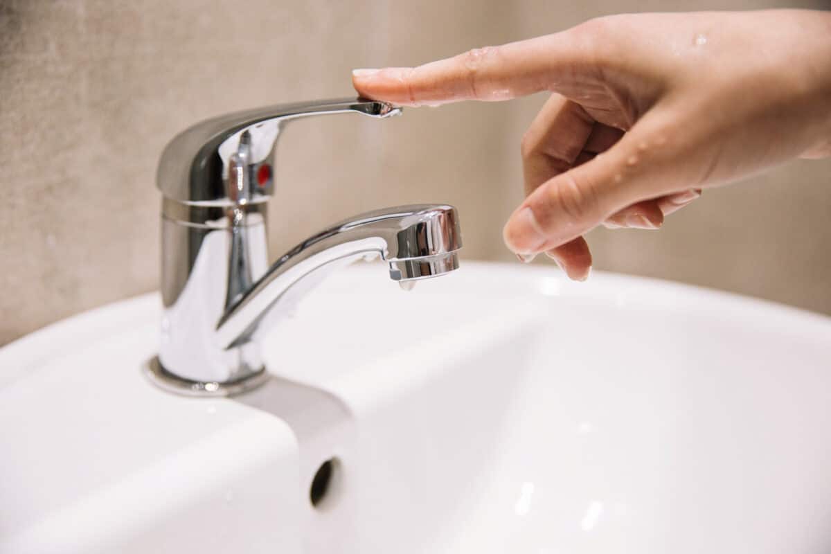 Brillance sans compromis : les nettoyants naturels protègent vos robinets des agressions chimiques et préservent leur éclat