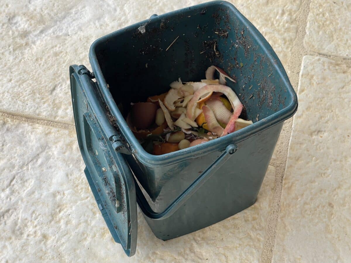 Composter en toute aisance : L'accrochage du couvercle de votre bio seau rend la collecte des biodéchets confortable