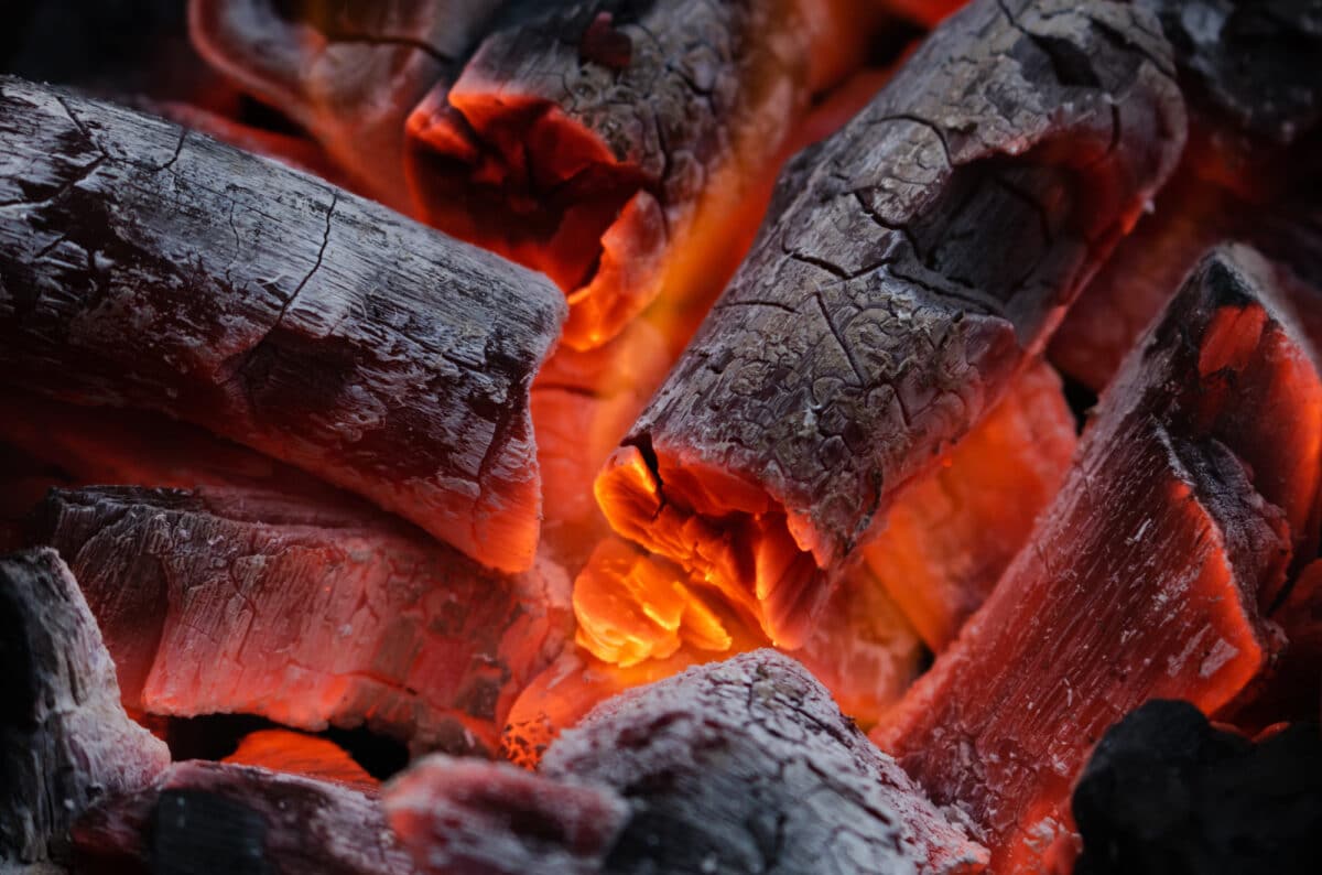 L'éclat de la combustion : des braises rougeoyantes, symbole d'une chaleur intense et d'une combustion parfaite