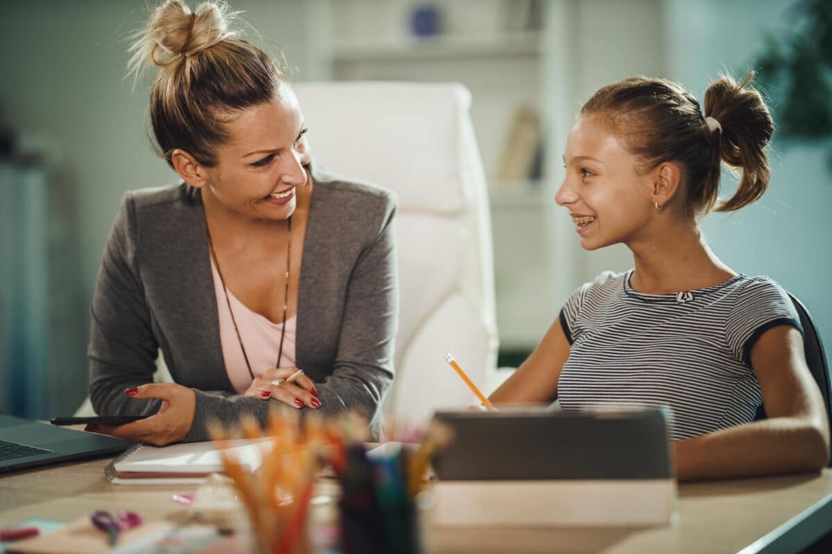 Une immersion précoce dans le monde professionnel : cette jeune stagiaire découvre le quotidien d'une entreprise grâce à un mini-stage facilité par la CCI de sa région