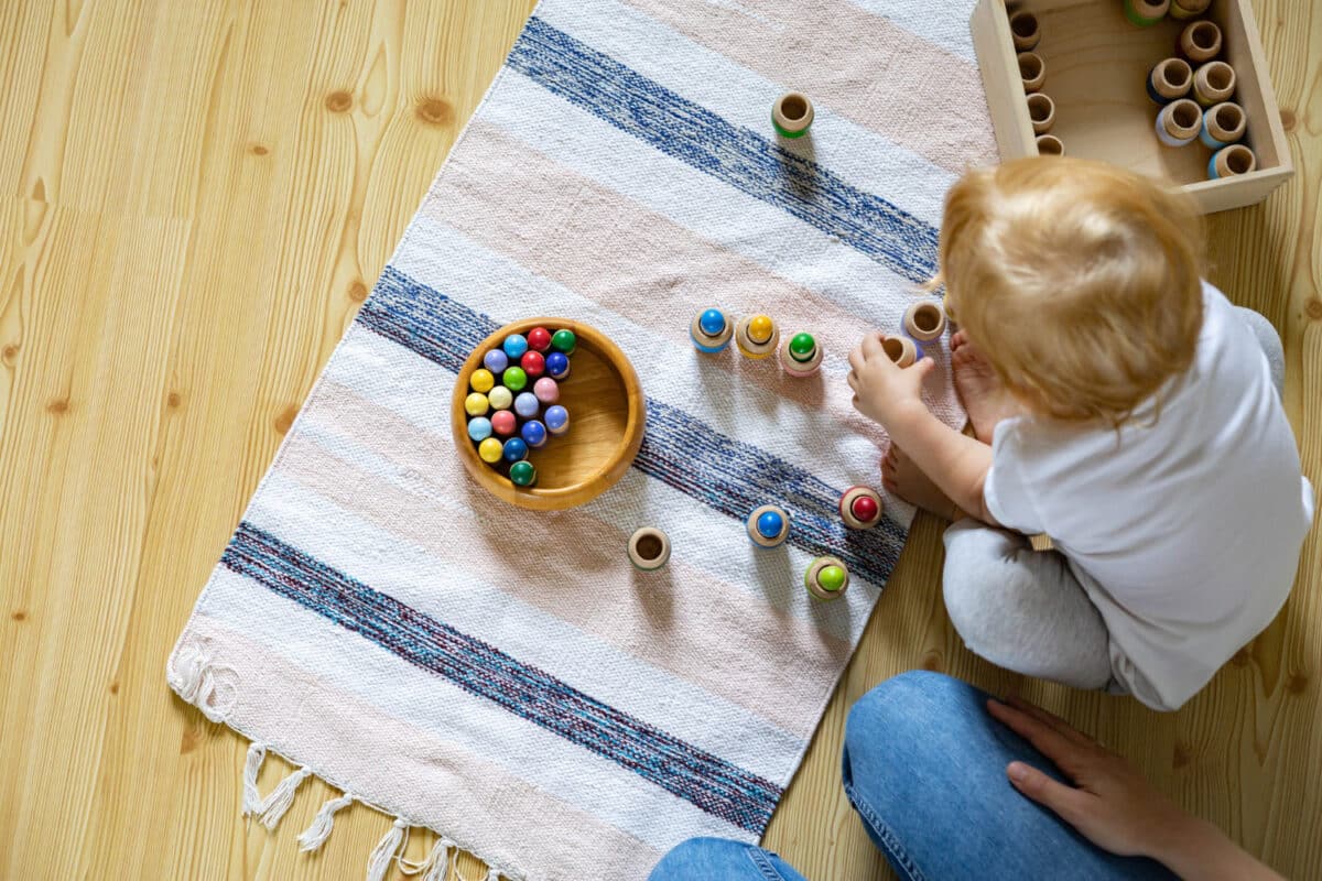 Entre 6 mois et 1 an, l'enfant prendra plaisir dans la manipulation de balles, perles et autres objets colorés