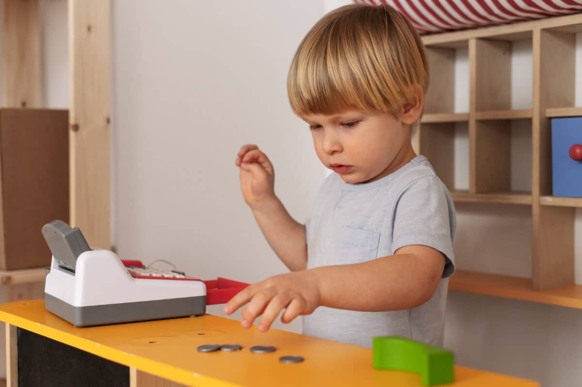 À 2 ans, l'enfant s'amuse volontiers à compter en reproduisant les comportements des adultes. Cela ouvre de nouvelles perspectives en matière de jouets.