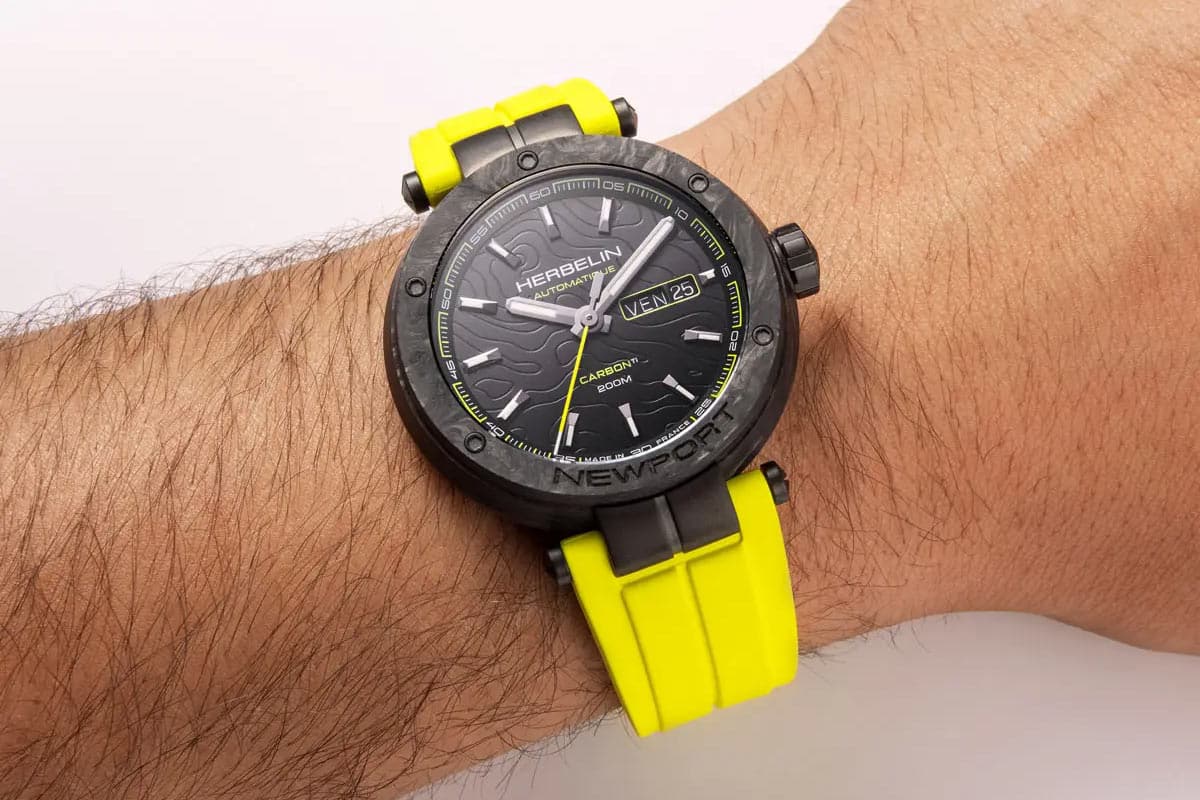 La montre automatique Herbelin Newport dans sa finition carbone titane dispose d'une réserve d'autonomie exemplaire de 62 heures